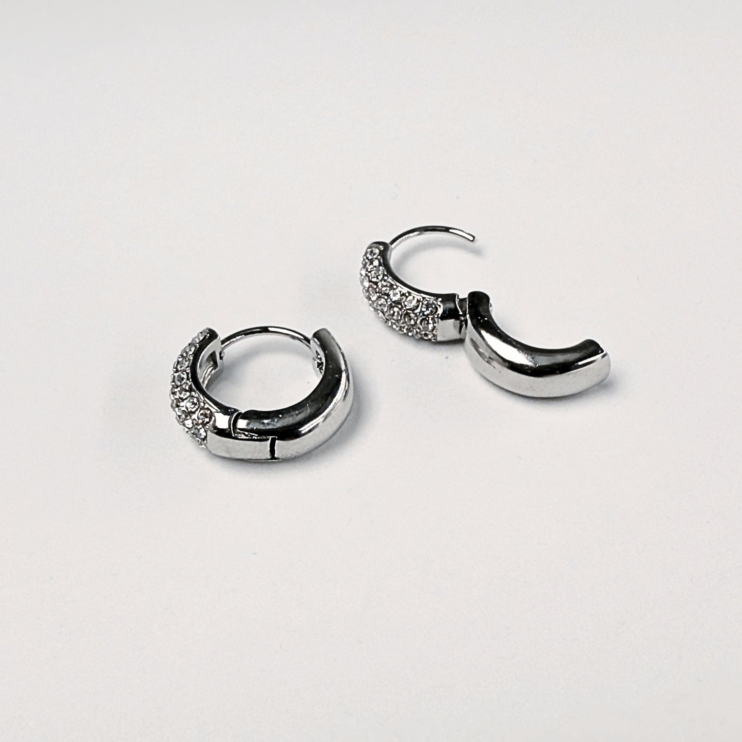 Vega Mini Hoops · Orecchini a cerchio in acciaio inox con pavé di strass