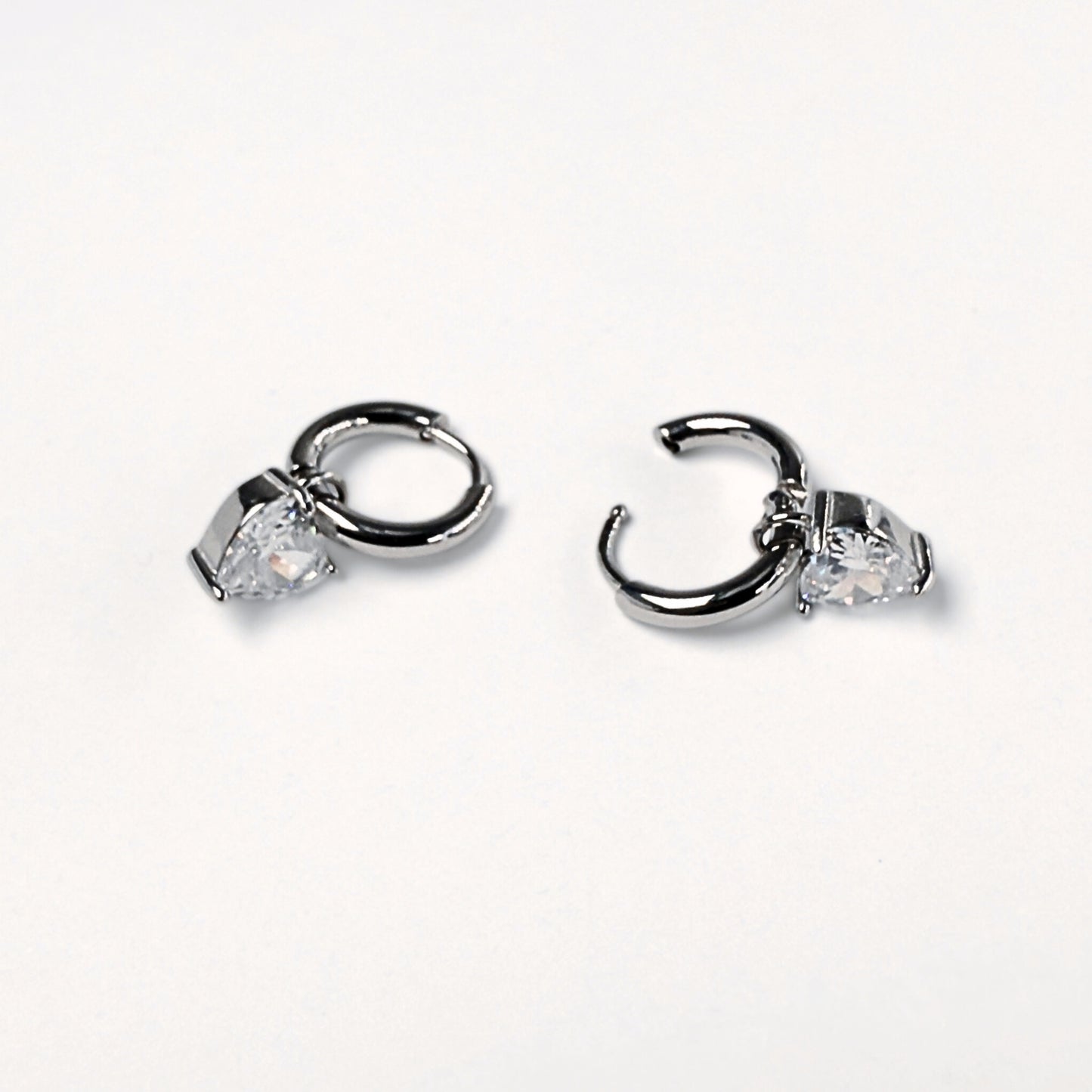 Heart Hoops · Orecchini a cerchio dorati con pendente cuore in strass