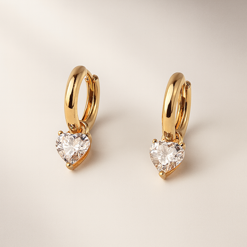 Heart Hoops · Orecchini a cerchio dorati con pendente cuore in strass