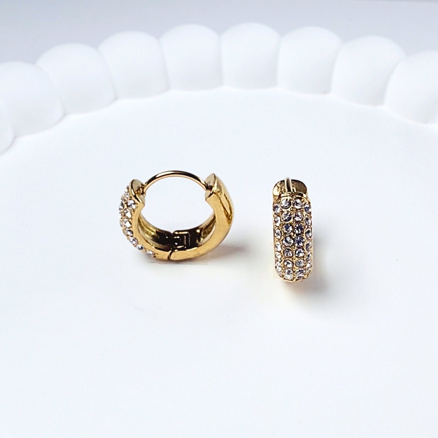 Vega Mini Hoops · Orecchini a cerchio in acciaio inox con pavé di strass