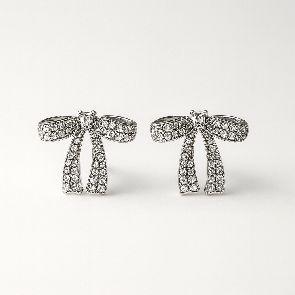 Knot · Orecchini a fiocco in acciaio inox con strass