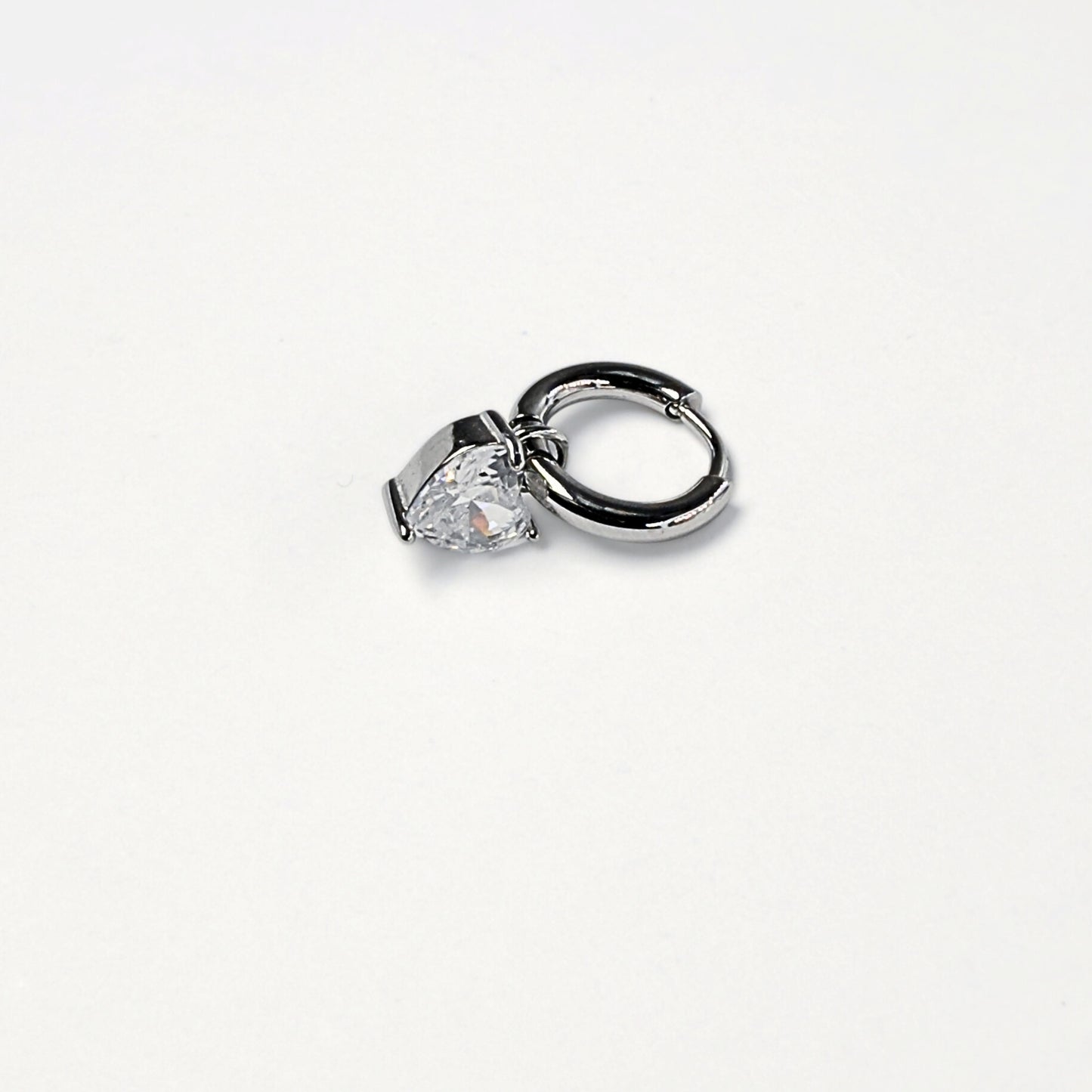 Heart Hoops · Orecchini a cerchio dorati con pendente cuore in strass