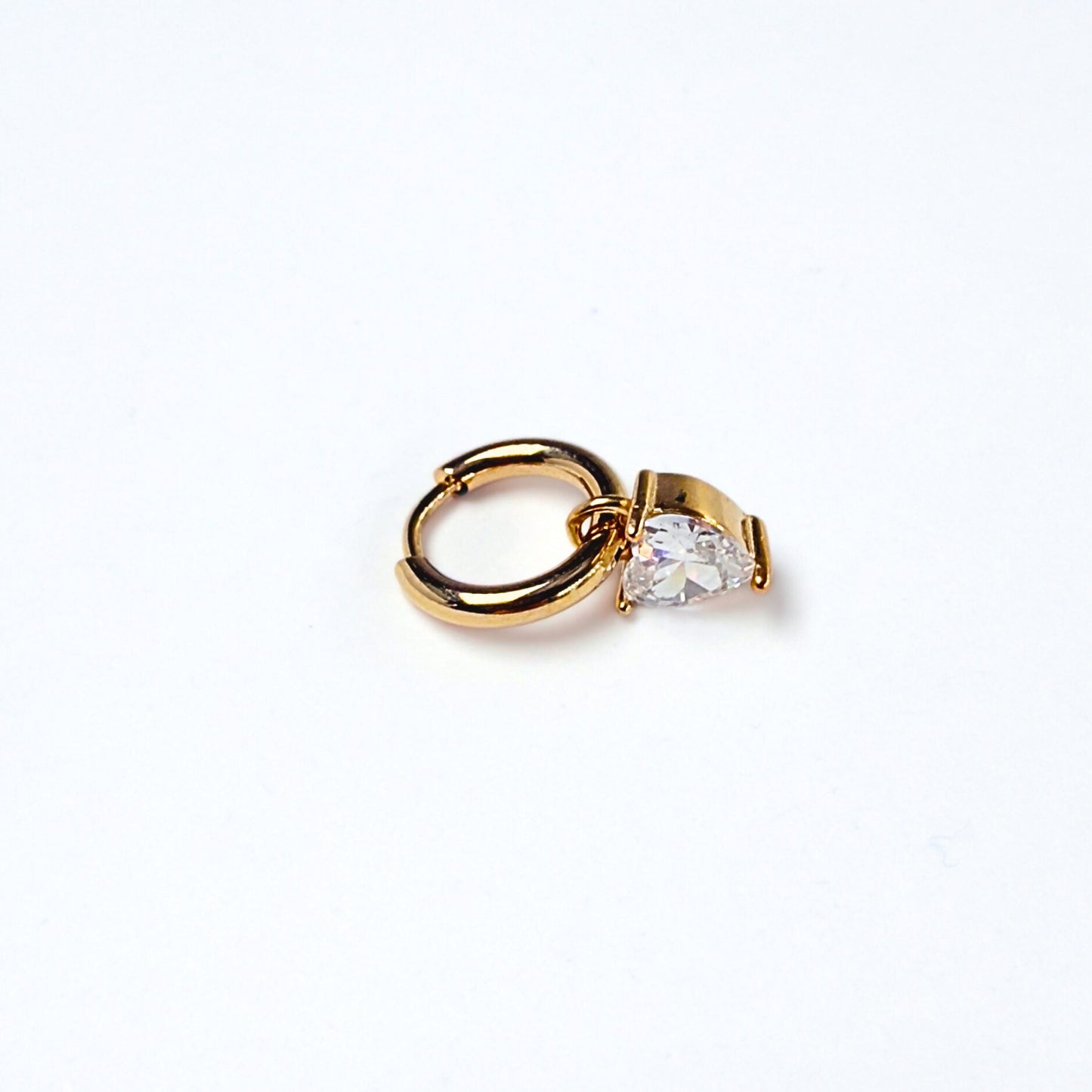 Heart Hoops · Orecchini a cerchio dorati con pendente cuore in strass