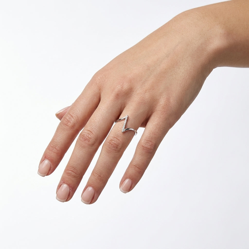 anello donna saetta design elegante mano
