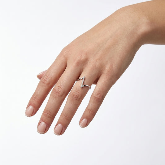 anello donna saetta design elegante mano