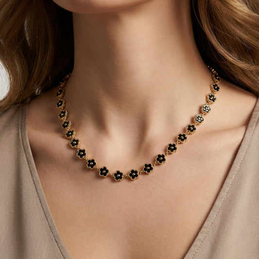 Fiorella Bloom – Collana Floreale Nera in Acciaio Inox Dorato