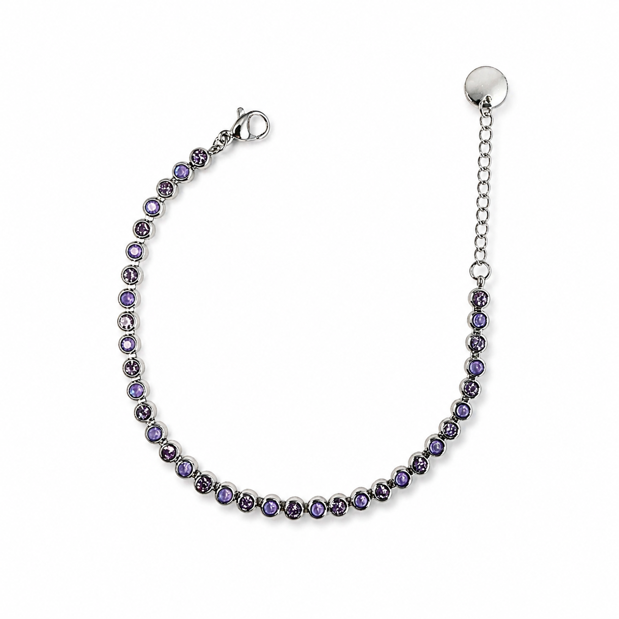 Dettaglio del bracciale Swarea con fila continua di zirconi lilla effetto luce in finitura argentata