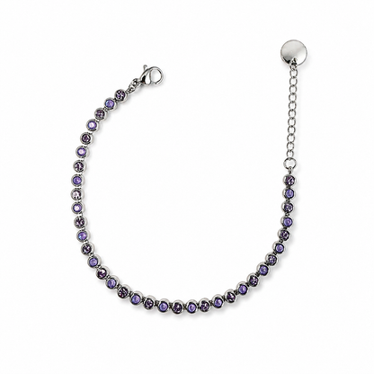 Dettaglio del bracciale Swarea con fila continua di zirconi lilla effetto luce in finitura argentata