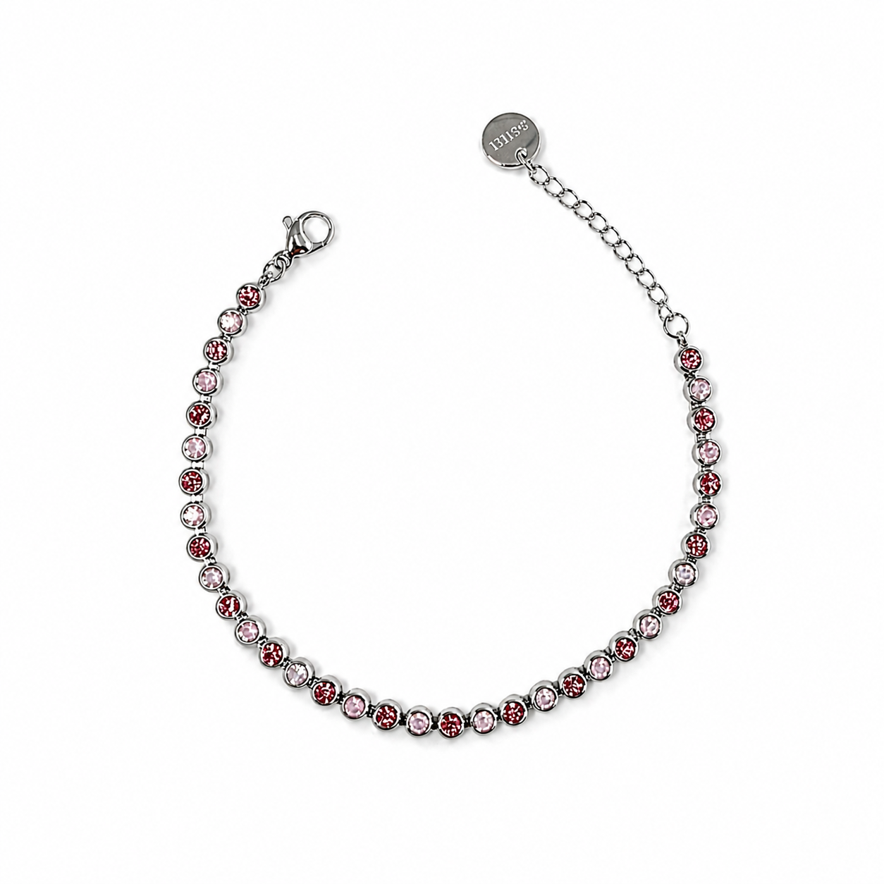 Dettaglio del bracciale Swarea con fila continua di zirconi rosa effetto luce in finitura argentata