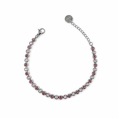 Dettaglio del bracciale Swarea con fila continua di zirconi rosa effetto luce in finitura argentata